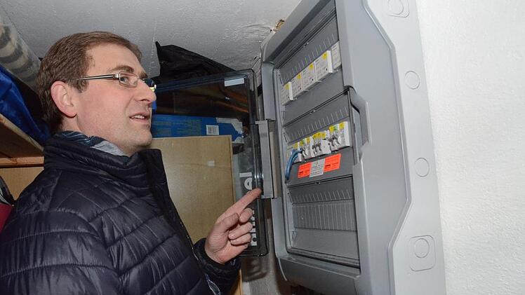 Wenn es einmal zu Stromausfall in Ludwigsstadt kommen sollte, schaltet sich im Haus von Franz Liwar das Notstromaggregat automatisch ein - und schon gehen bei ihm im Haus wieder alle Lichter an. Fotos: Karl-Heinz Hofmann