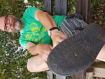 Dietmar Hofmann schnürt keine Wanderstiefel, sondern schnallt seine Sandalen. Davon hat er in den vergangenen sieben Jahren einige abgenutzt. Foto: Eckehard Kieseweter