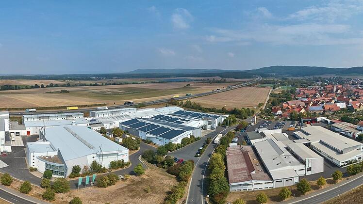 Blick aus der Luft auf den Firmenstandort Abtswind direkt an der A3 zwischen Nürnberg und Würzburg. Foto: Kräuter Mix