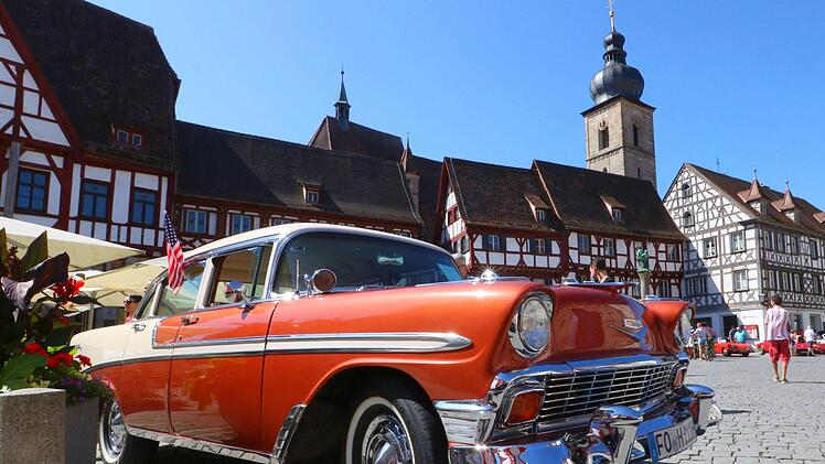 Der Gentlemen's Cars Club lud zum Oldtimertreffen auf den Forchheimer Rathausplatz.  Josef Hofbauer