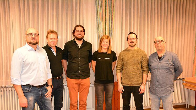 Der Vorstand des Heimatvereins wurde bei der Neuwahl verj&uuml;ngt (von links):  Vorsitzender Peter Brust, Stellvertreter Uwe B&uuml;ttner, Beisitzer Marcel M&uuml;ller, Franziska Thomas, Stefan Hofmann und Kassier Gerhard Schmitt. Auf dem Bild fehlt entschuldigt Reinhold Reiher. Foto: Arthur Stollberger