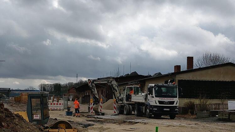 Ganz schön aufgewühlt: Am ehemaligen Güterbahnhofsgelände werden derzeit die Kanäle neu verlegt. Bis Ende März sollen die Tiefbaumaßnahmen abgeschlossen sein.