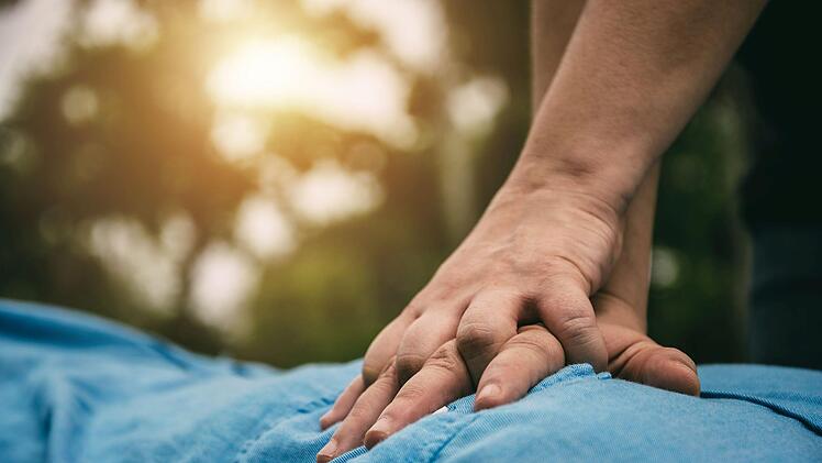 In Ludwigsstadt im Kreis Kronach ist ein Mann gestorben, nachdem er unter einem Traktor eingeklemmt worden war. Symbolfoto: spkphotostock/Adobe Stock