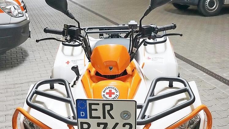 21 PS, Platz für eine Person und eine Staubox, 460 Kilogramm Nutzlast – diese Fahrzeuge sind ideal, um eingeschlossene Menschen über verschlammte Wege zu erreichen.