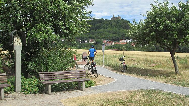 Die Nachfrage nach gesponserten und signierten Sandsteinplatten für den Zuweg zum neuen Tretbecken in Trimberg ist so groß, dass auch der Fußweg zu den Ruhebänken mit einem Plattenbelag versehen werden kann.  Foto: Winfried Ehling