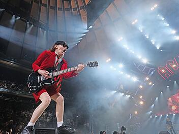 Die Schuluniform ist seit über einem halben Jahrhundert das Markenzeichen des AC/DC-Gitarristen Angus Young.