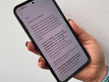 Nach dem BGH-Urteil senkt Amazon den Prime-Jahresbeitrag f&uuml;r Altkunden von 90 auf 69 Euro. Wie lange der Preis gilt, l&auml;sst Amazon offen. Das geht aus einer E-Mail an Prime-Kunden hervor, die der Mediengruppe Bayern vorliegt. Darin hei&szlig;t es: &bdquo;Wir m&ouml;chten dich &uuml;ber eine bevorstehende &Auml;nderung deiner Prime-Mitgliedsgeb&uuml;hr informieren, die sich aus einem Gerichtsurteil zur Umsetzung einer Preis&auml;nderung 2022 ergibt. Ab dem 2. Oktober senken wir die Geb&uuml;hr deiner Prime-Mitgliedschaft vor&uuml;bergehend von 89.90&euro; auf 69.00&euro; (inkl. MwSt.) pro Jahr.&ldquo; Demnach gelte der niedrigere Preis ab der n&auml;chsten Zahlung des Kunden, so der Online-H&auml;ndler. Die &Auml;nderung erfolge automatisch, die Prime-Mitgliedschaft umfasse weiterhin alle bestehenden Vorteile. Die Preissenkung gilt nur f&uuml;r k&uuml;nftige Zahlungen. F&uuml;r die seit 2022 zu viel gezahlten Beitr&auml;ge verweist Amazon auf ein gesondertes Verfahren.