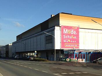 Die Baur-Kaufwelt steht leer und soll abgerissen werden. An ihrer Stelle ist ein Fachmarktzentrum geplant (Grundriss und Aufteilung siehe Grafik unten). Foto: Archiv