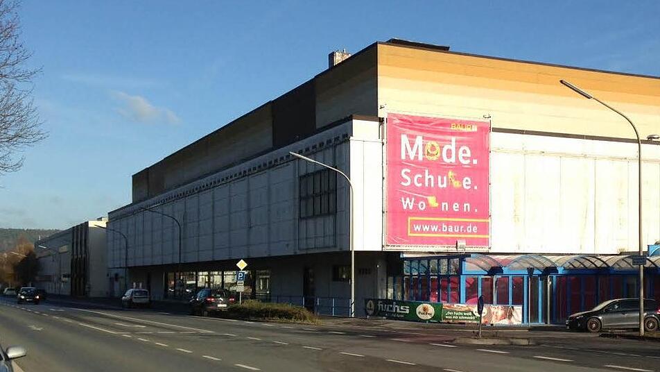 Die Baur-Kaufwelt steht leer und soll abgerissen werden. An ihrer Stelle ist ein Fachmarktzentrum geplant (Grundriss und Aufteilung siehe Grafik unten). Foto: Archiv