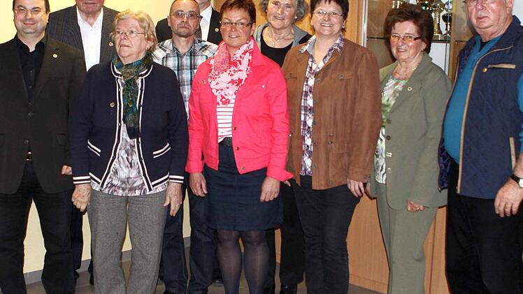 Die Geehrten: von links Marcus von Landenberg (25 Jahre), Engelbert Heil (40), Ilse Hurrlein (50), Dieter Jost (25), Marco Wolf (25), Margarete Breitenbach (40), Marianne Becher (40), Elvira Reinmann (40), Erika Rieß (25) und Klaus Abersfelder (60 Jahre) Foto: Thomas Dill