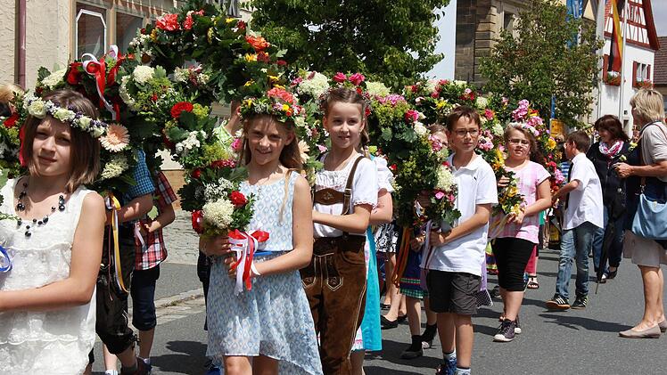 Umzug durch Kasendorf: Die Schulkinder feierten gestern ein buntes Fest. Fotos: Katharina Müller-Sanke