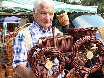 Rudi Rippstein aus Sand zeigt, dass der Korbflechter auch was anderes herstellen kann als Körbe. Fotos: Gerd Schaar