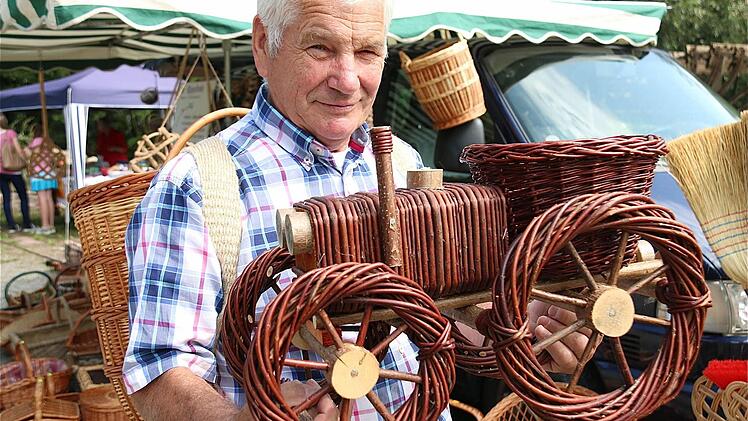 Rudi Rippstein aus Sand zeigt, dass der Korbflechter auch was anderes herstellen kann als Körbe. Fotos: Gerd Schaar