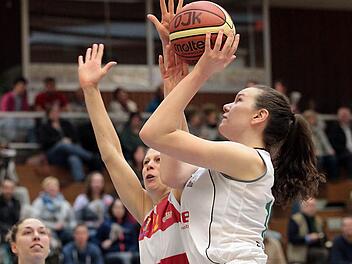 Die Bambergerin Nadjeschda Ilmberger (l.) versucht sich aus kurzer Distanz, links lauert ihr Teamkollegin Svenja Zeis. Foto: sportpress