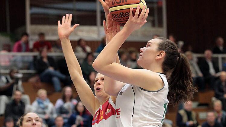 Die Bambergerin Nadjeschda Ilmberger (l.) versucht sich aus kurzer Distanz, links lauert ihr Teamkollegin Svenja Zeis. Foto: sportpress