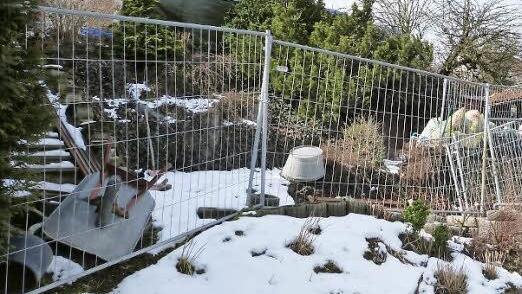 Auf diesem Grundstück in der Gemeinde Himmelkron - wo es wegen einer Stützmauer vor drei Jahren schon einmal Streit gab - hatte der Mann seinen Bunker gebaut.   Foto: Archiv/Werner Reißaus