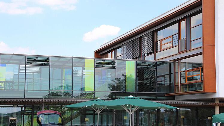 Viel Glas an der Realschule heizt das Gebäude auf. Foto: Andreas Dorsch