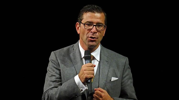 Intendant Bodo Busse begrüßt das Publikum beim Theaterfest.Foto: Jochen Berger