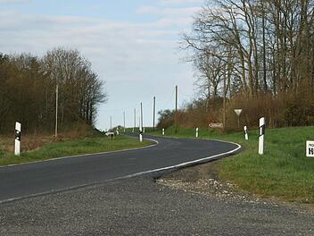 Kurvig, schmal und in schlechtem Zustand ist die Kreisstraße von Trossenfurt nach Hummelmarter, deshalb baut sie der Landkries in diesem Jahr neu aus. Dabei wird die Fahrbahn etwas verbreitert, gefährliche Kurven etwas abgeflacht. Bürgermeister Thomas Sechser bedankte sich bei der Bürgerversammlung bei den Grundstückseigentümern, die dafür Flächen abgaben. Foto: Sabine Weinbeer