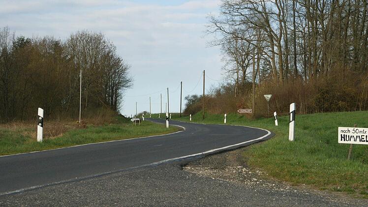 Kurvig, schmal und in schlechtem Zustand ist die Kreisstraße von Trossenfurt nach Hummelmarter, deshalb baut sie der Landkries in diesem Jahr neu aus. Dabei wird die Fahrbahn etwas verbreitert, gefährliche Kurven etwas abgeflacht. Bürgermeister Thomas Sechser bedankte sich bei der Bürgerversammlung bei den Grundstückseigentümern, die dafür Flächen abgaben. Foto: Sabine Weinbeer