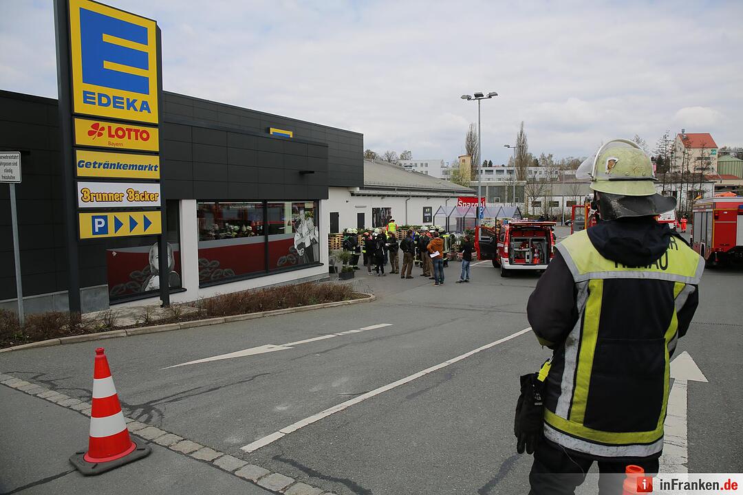 Feuerwehr evakuiert Supermarkt in Rehau