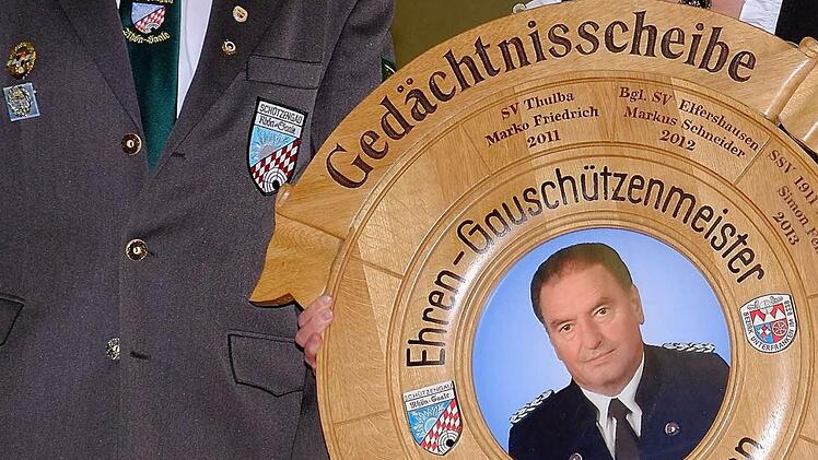 2. Gau-Schützenmeister Günter Schwager überreichte Gerda Busch die Berthold-Hehn-Gedächtnisscheibe. Foto: Gerd Schaar