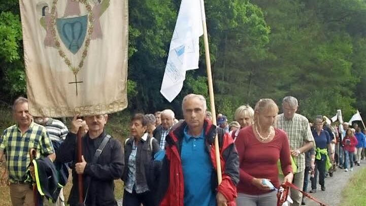 Auf dem Fränkischen Marienweg zur Talkirche bei Münnerstadt machten sich rund 100 Pilger. Voran trug Helmut Körner eine Marienfahne. Dazu kamen die Fahnen aus den vier Orten der Pfarreiengemeinschaft Immanuel.  Foto: Stefan Geiger