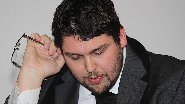 Er war wieder einmal da: Der langjährige Pfarrer Ottmar Pottler (Andreas Hoch) verlegte extra eine Pfarrgemeinderatssitzung in den Pfarrsaal.