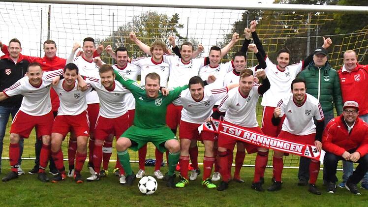 Erstmals Totopokalsieger im Fußballkreis Rhön ist der TSV Rannungen. Unser Siegerbild zeigt (hinten, von links) 1. Vorstand Andreas Diemer, Marcel Leurer, Fabian Erhard, Matthias Peuker, Christian Keller, Michael Röder, Martin Herbig, Lukas Englert, Julian Stahl, Trainer Werner Köhler und Betreuer Sebastian Röder sowie (vorne, von links) Daniel Kraus, Andreas Berninger, Timo Stahl, Florian Erhard, Lukas Memmel, Dominik Gehrig, Benjamin Kaufmann und Zeugwart Julian Büttner. Auf dem Foto fehlen...