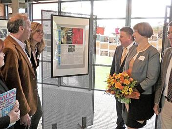 Beim Besuch der Sonderausstellung (von links): Stellvertretende Landrätin Christina Flauder, Jürgen Goller, Jolanta Skalska vom Verein "Allianz pro Schiene", Landrat Klaus Peter Söllner, Ines Goller und Bürgermeister Siegfried Decker.  Foto: Werner Reißaus