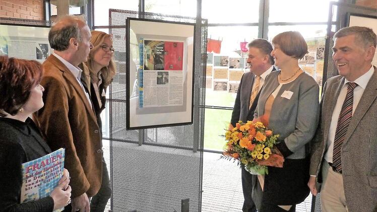 Beim Besuch der Sonderausstellung (von links): Stellvertretende Landrätin Christina Flauder, Jürgen Goller, Jolanta Skalska vom Verein "Allianz pro Schiene", Landrat Klaus Peter Söllner, Ines Goller und Bürgermeister Siegfried Decker.  Foto: Werner Reißaus