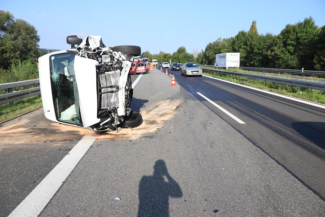 Landkreis Haßberge: Kleintransporter kippt auf  A 70