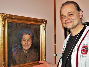 Ausstellungskurator Roland Halbritter präsentiert eines der noch nie öffentlich gezeigten Sterl-Gemälde: "Böhmische Bäuerin", 1892. Sigismund von Dobschütz