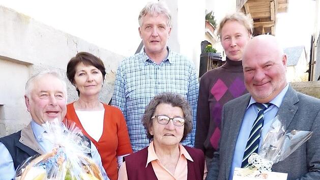 Unser Bild zeigt die Jubilarin Herta Hartmann (vorne Bildmitte) zusammen mit (von links) Fritz Rösch, Margitta Pöhlmann, Dr. Wolfram Klein, Pfarrerin Sigrun Wagner und Bürgermeister Ralf Holzmann.  Foto: Wulf
