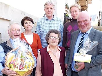 Unser Bild zeigt die Jubilarin Herta Hartmann (vorne Bildmitte) zusammen mit (von links) Fritz Rösch, Margitta Pöhlmann, Dr. Wolfram Klein, Pfarrerin Sigrun Wagner und Bürgermeister Ralf Holzmann.  Foto: Wulf