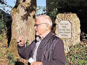 Edwin Dippacher referierte beim Spaziergang über die wechselvolle Geschichte Oberheroldsbachs.