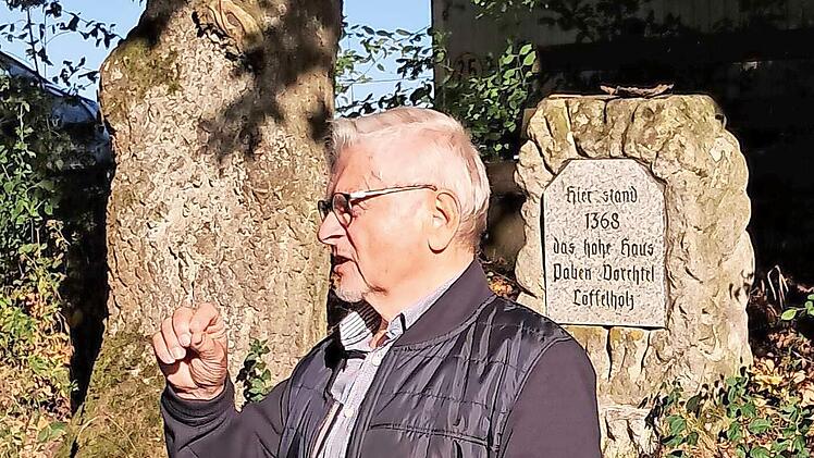 Edwin Dippacher referierte beim Spaziergang über die wechselvolle Geschichte Oberheroldsbachs.