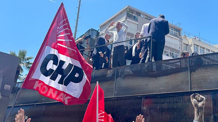 Der Oppositionspolitiker &Ouml;zg&uuml;r &Ouml;zel spricht auf einer Kundgebung