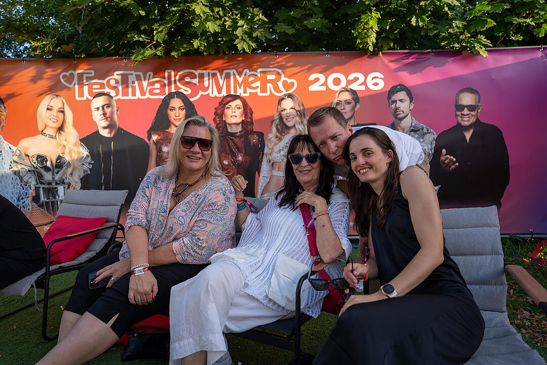 Mit vielen internationalen und nationalen Live-Acts.