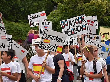 Die Welt zu Gast in Neustadt: Der große Umzug durch die Stadt kam heuer bei den Besuchern gut an - wenn auch Motivwagen nicht mit unterwegs waren. Fotos: Gabi Arnold