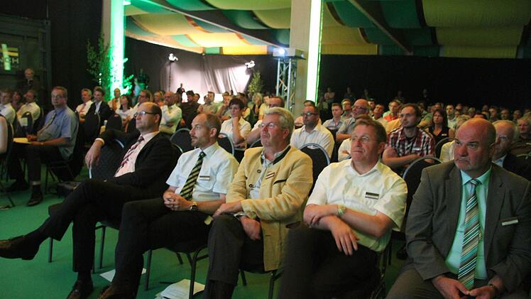 Zur Eröffnung sind viele Ehrengäste gekommen.