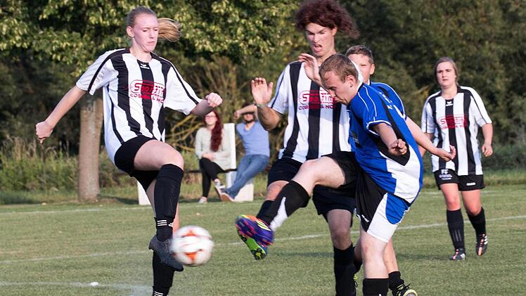 Das Gaudispiel zwischen den Schneyer Damen und der Freiwilligen Feuerwehr endete 3:2 für die Wehrleute. Foto: Klaus Gagel