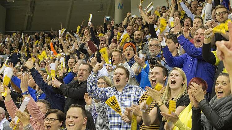Die vielen Handballfans in Coburg fiebern dem Saisonfinale entgegen. Der Aufstieg ist dem HSC 2000 praktisch nicht mehr zu nehmen.