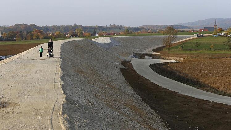 Bei Scheßlitz soll ein riesiger Damm im Fall der Fälle den kleinen Seierbach bändigen.Foto: Matthias Hoch