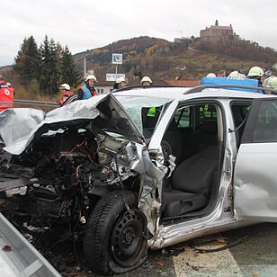 Zwei Schwerverletzte nach Frontalkollision in Kulmbach