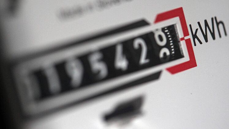 Bei verbotener Telefonwerbung - zum Beispiel durch Stromanbieter - kann die Bundesnetzagentur Bußgelder bis zu 300 000 Euro verhängen. Foto: Jan Woitas/dpa