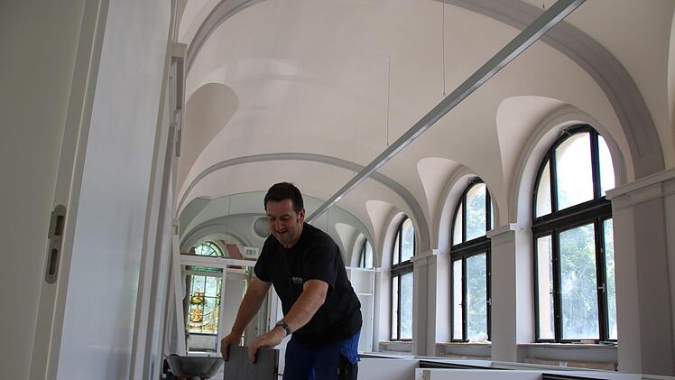 Ein Schreiner arbeitet am Innenausbau im Südflügel. Foto: Ralf Ruppert