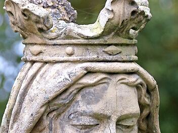 Die Madonna auf dem Grab der Familie Stengel in Bad Staffelstein hat unter Witterungseinflüssen schwer gelitten. Hermann Hacker würde die Sandsteinfigur gern erwerben und restaurieren lassen.