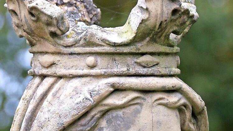 Die Madonna auf dem Grab der Familie Stengel in Bad Staffelstein hat unter Witterungseinflüssen schwer gelitten. Hermann Hacker würde die Sandsteinfigur gern erwerben und restaurieren lassen.
