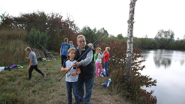 Mit einem Profi an der Seite bekommen die Kinder ihre ersten Versuche mit der Angel gut hin. Foto: Stefanie Gleixner